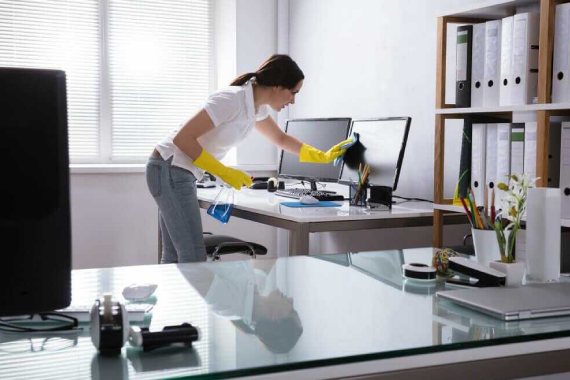 kobieta sprząta biuro